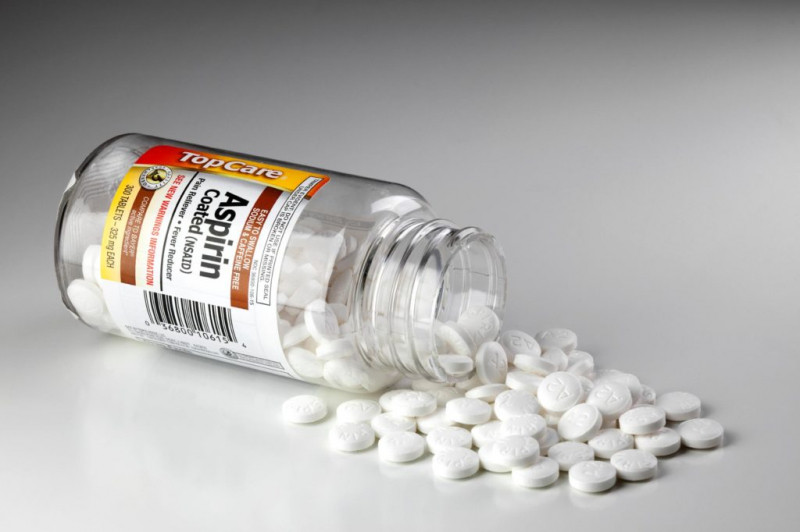Aspirin sẽ giúp bạn nhanh chóng loại bỏ các nốt mụn đồng thời làm đẹp da.