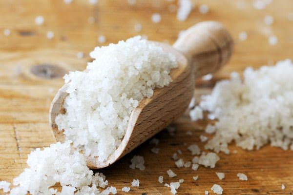 Cách trị mụn mùa hè hiệu quả nhất bạn nên áp dụng – dùng muối