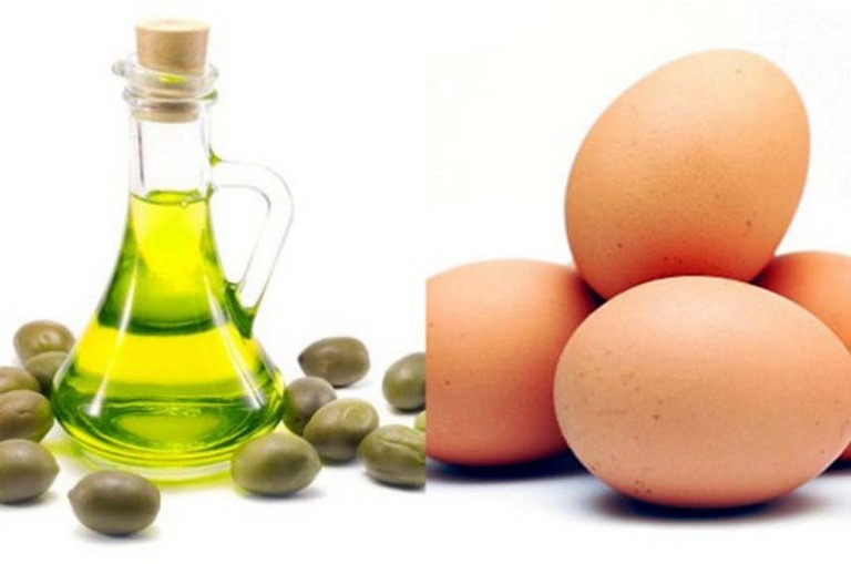 Sử dụng lòng trắng trứng và dầu oliu