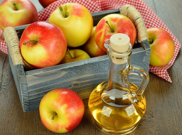 Giấm táo không chỉ giúp trị các bệnh về dạ dày mà còn giúp trị thâm và mụn hiệu quả.