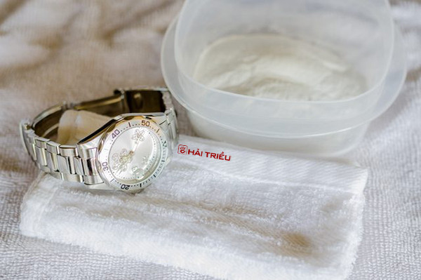 Làm sạch đồng hồ đeo tay bằng giấm ăn