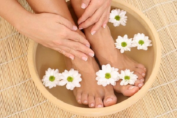 Để tăng thêm tính hiệu quả, bạn có thể pha nước ngâm chân cùng với muối hột hoặc cánh hoa vừa tàn, giúp đẹp da và xóa đi mùi hôi chân khó chịu.