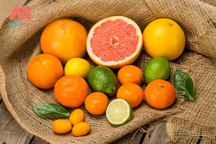 Chanh, cam là những loại quả thuộc họ cam quýt rất giàu vitamin C nên được coi là biện pháp khắc phục vết chân chim tại nhà hiệu quả.
