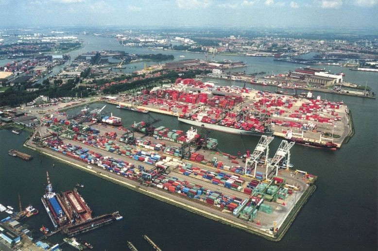 Cảng Rotterdam rất nhộn nhịp