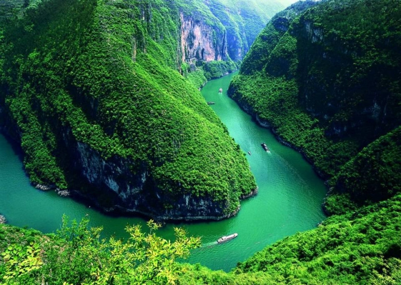 Con sông Trường Giang ngoằn ngoèo với các dãy núi