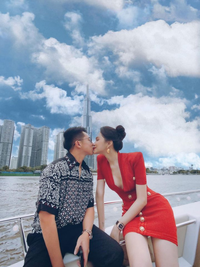 Hương Giang và Matt Liu khóa môi trên du thuyền