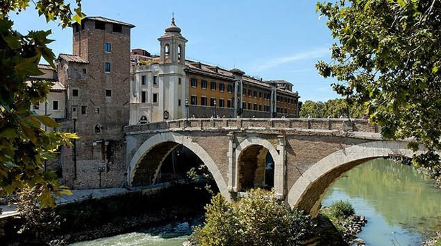 Cầu Pons Fabricius ở Rome, Ý
