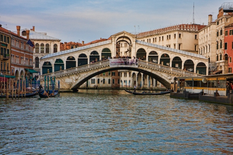 Cầu Rialto tọa lạc tại Venezia, Italia