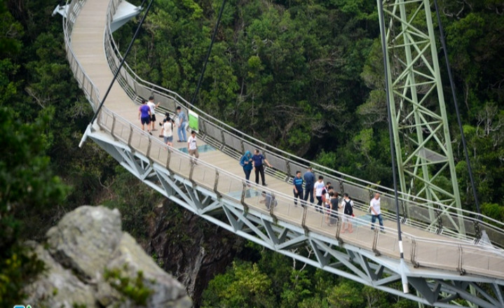 Du khách trải nghiệm trên cầu Langkawi Sky