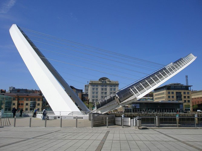 Cầu Gateshead bắc qua sông Tyne ở Anh có khả năng quay 40 độ độc đáo