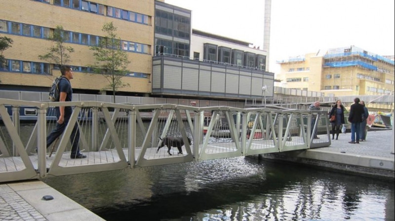 Cây cầu mở ra thành cây cầu đi bộ qua khu vực nhỏ ở kênh Grand Union tại London.