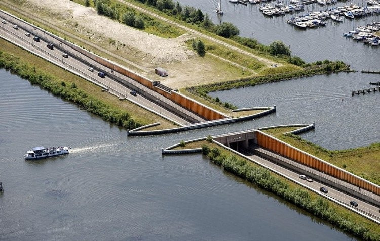Cây cầu nước ở Hà Lan