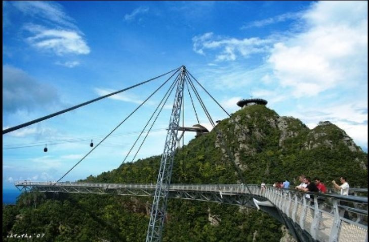 Chiếc cầu treo giữa trời dành cho du khách đi bộ thưởng ngoạn cảnh đẹp núi rừng.