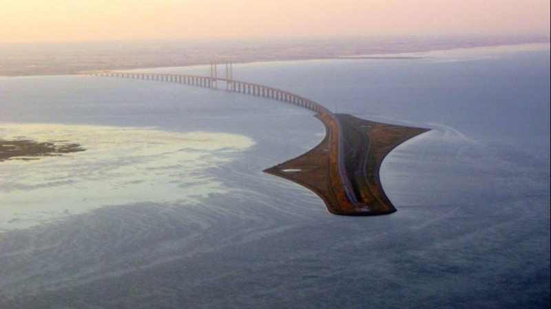 Khi nhìn thấy hình ảnh cây cầu bạn sẽ thấy kỳ lạ pha chút ngạc nhiên khi thấy đột nhiên cây cầu biến mất giữa lòng biển khơi.