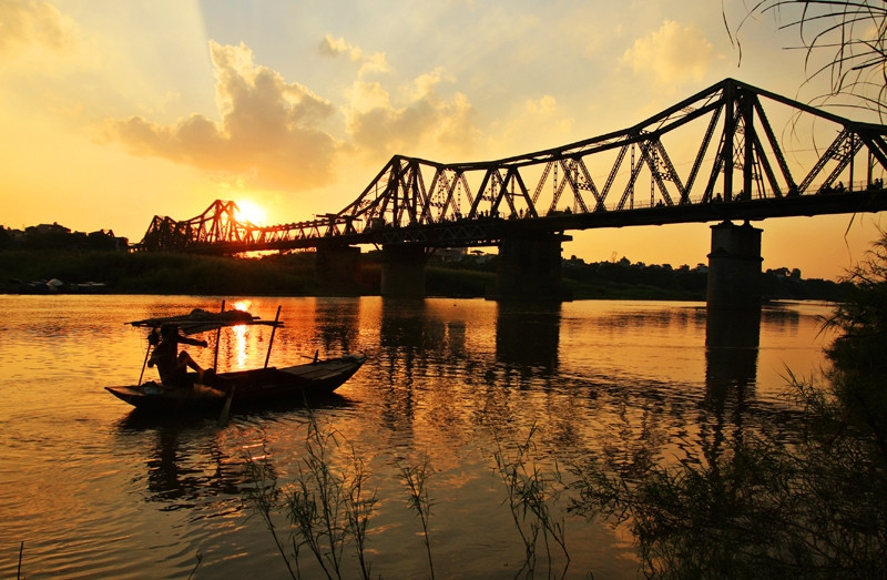 Sau bao bom đạn, cầu Long Biên vẫn hiên ngang đứng giữa sông Hồng cho đến ngày hôm nay