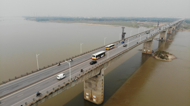 Cầu Vĩnh Tuy là cây cầu huyết mạch bắc qua sông Hồng