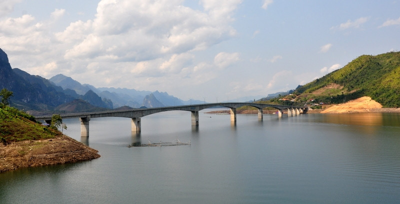 Cầu Pá Uôn chạy dài với những trụ bê tông vững chắc
