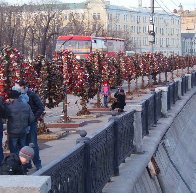 Cầu ﻿Luzhkov với ý tưởng cây tình yêu tương tự