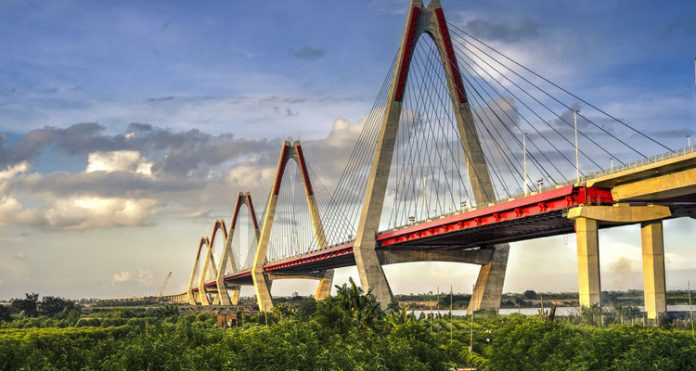 Cầu Nhật Tân là tuyến giao thông huyết mạch, nối liền trung tâm Hà Nội với Cảng hàng không quốc tế Nội Bài