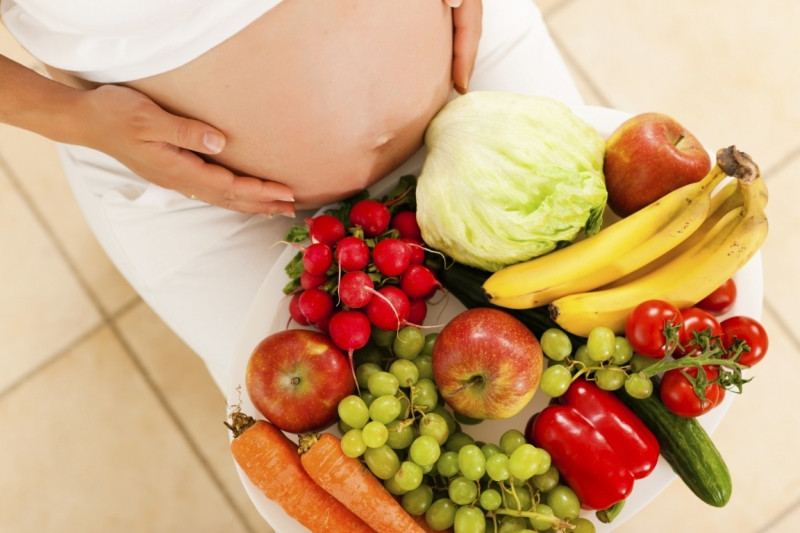 Bà mẹ nên ăn nhiều loại trái cây để bổ sung nhiều loại vitamin.