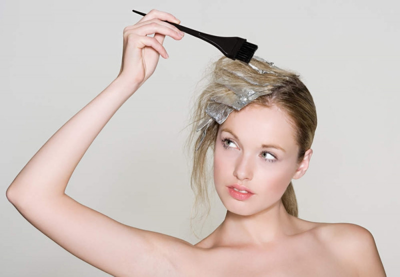 Trong quá trình mang thai bà mẹ không nên nhuộm tóc quá nhiều lần