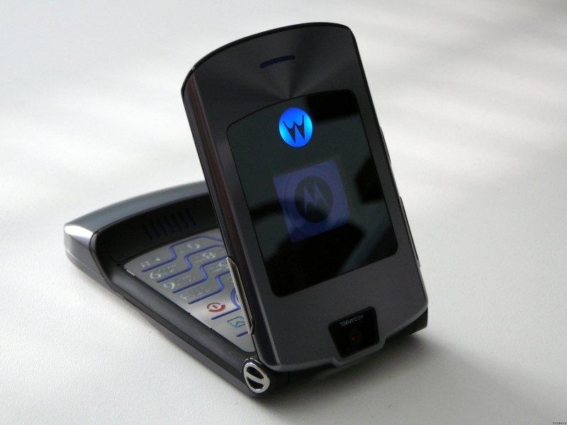 Motorola RAZR V3 nắp gập siêu mỏng tạo cảm hứng cho các hãng sản xuất điện thoại di động