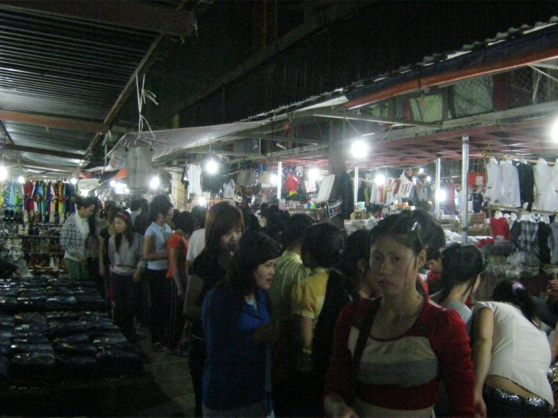 Rất nhiều sinh viên đổ về chợ Dịch Vọng
