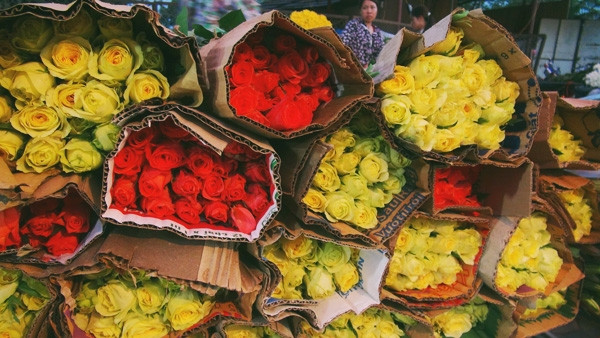 Hoa tươi ở chợ đêm Mai Dịch