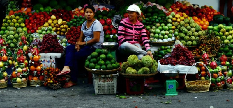 Người bán hoa quả tại chợ