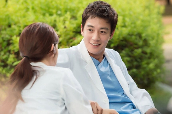 Chuyện tình thầy - trò bác sĩ Park Shin Hye và Kim Rae Won 