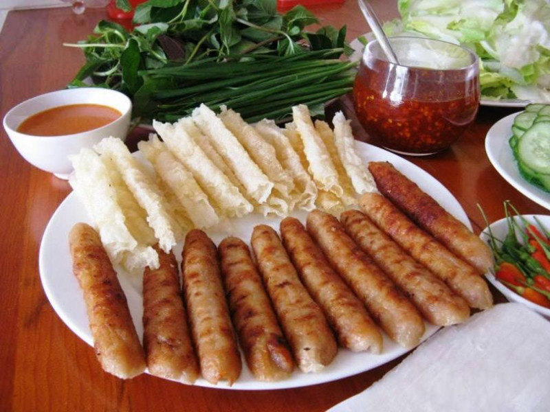 Ăn nem Nha Trang, bạn sẽ cảm nhận được mùi thơm của thịt, vị chua dịu, ngọt, giòn, cay nhẹ quyện lẫn nhau rất thú vị.
