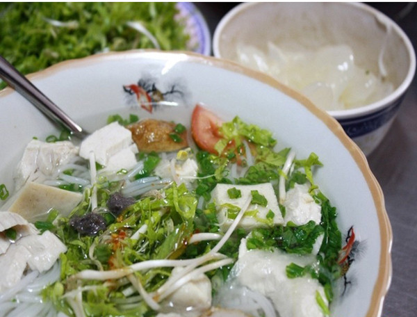 Nếu bạn ghé Nha Trang thì nên ghé qua đường Phan Bội Châu và ăn bún cá lá dầm.