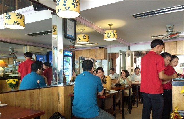 Nếu thích loại bún cá sứa vị thanh đạm mà cũng không kém phần đậm đà, bạn có thể tìm ăn tại quán 49- đặc sản Nha Trang ở Sài Gòn.