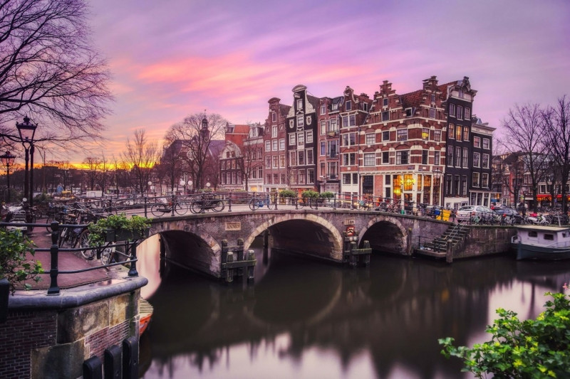 Những con đường ven kênh Brouwersgracht của thủ đô Amsterdam trở nên lãng mạn vô cùng, nhất là khi màn đêm phủ xuống