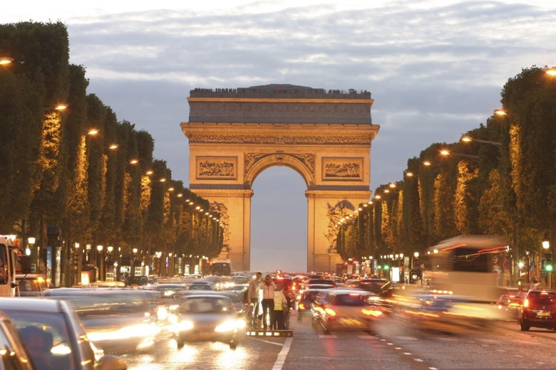 Đại lộ Champs Elysee của Pháp được biết đến như một đại lộ đẹp nhất thế giới, là niềm tự hào của người dân Paris