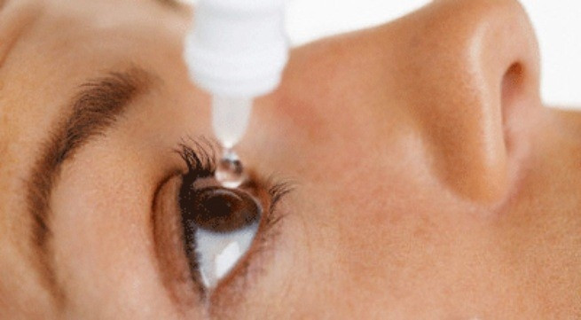 Rửa mắt bằng nước muối giúp mắt trong sáng hơn