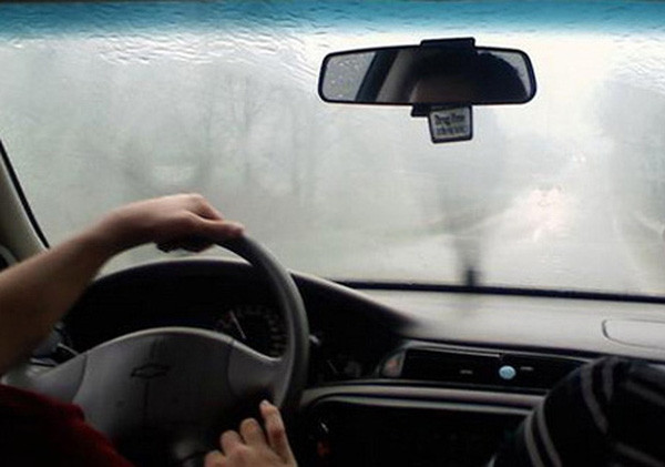Loại bỏ sương mù trên kính chắn gió xe ô tô