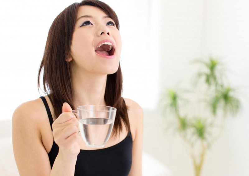 Súc miệng với nước muối để giảm đau họng
