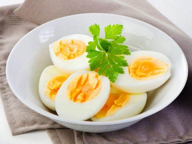 Trứng gà là một trong các loại thực phẩm bổ máu tốt nhất nếu biết phối hợp với các vị thuốc như táo tàu, kỳ tử, hà thủ ô...