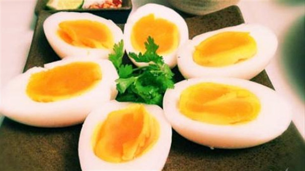 trứng gà cũng là một loại thực phẩm rất tốt cho mắt. Lutein và zeaxanthin có trong trứng là những chất chống oxy hóa có lợi ích lớn cho sức khỏe của mắt.