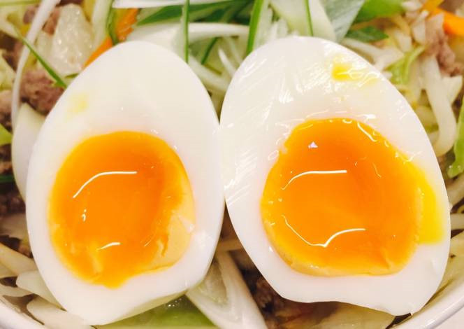 Trong trứng gà có chứa rất nhiều hàm lượng protein có lợi, có tác dụng giúp phục hồi tổn thương của tế bào gan.