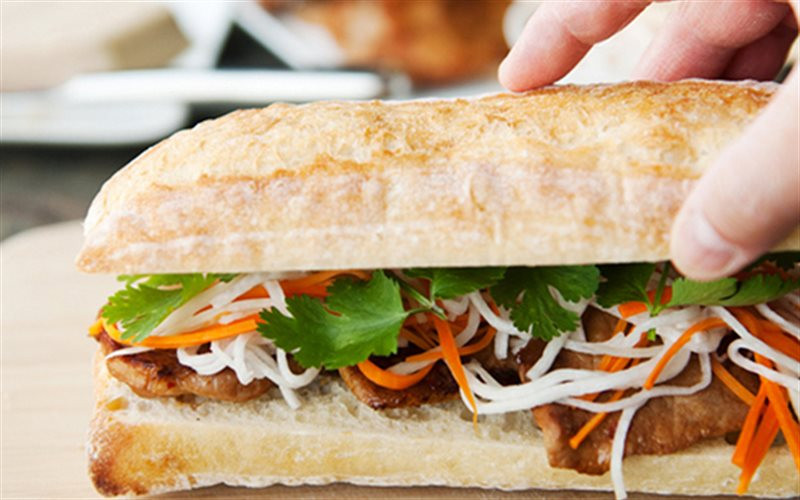 Bánh mì kẹp thịt heo