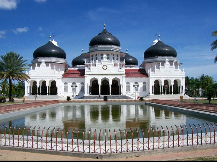 Nhà thờ Hồi giáo Baiturrahman nằm ngay trung tâm thành phố Banda Aceh ở Indonesia