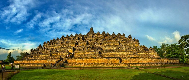 Bảo tháp Borobudur nằm ở ngay trung tâm Java