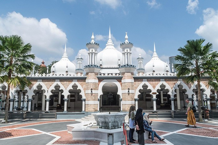 Nhà thờ Hồi giáo Jamek nằm ở trung tâm của trung tâm thành phố Kuala Lumpur