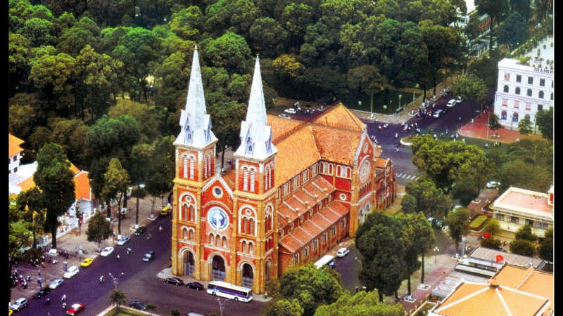 Nhà thờ Đức Bà Sài Gòn nhìn từ trên cao