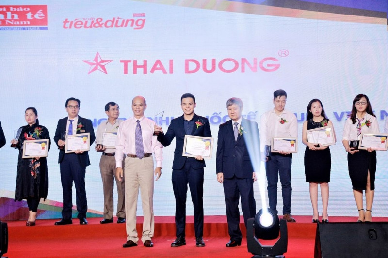 Ông Vũ Hoàng Tú – Đại diện CTCP Sao Thái Dương nhận cup Top 5 sản phẩm Tin & Dùng 2017