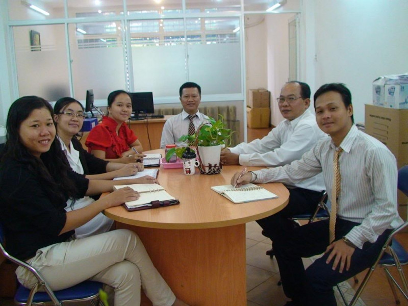 Lãnh đạo công ty TNHH nghiên cứu và tư vấn Quốc Việt