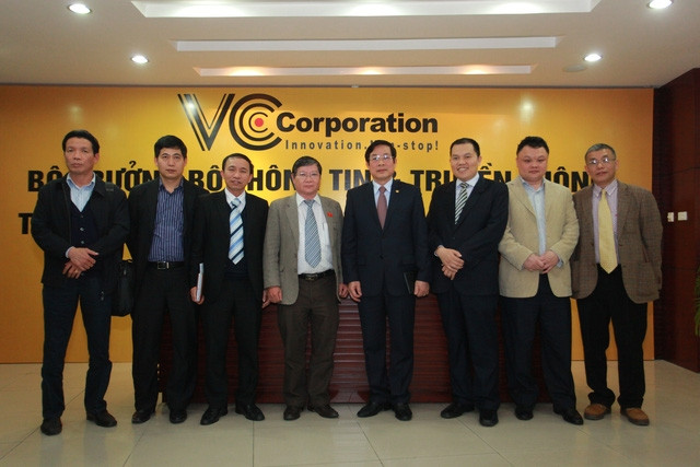 Bộ trưởng bộ TT - TT Nguyễn Bắc Son chụp ảnh lưu niệm cùng BGĐ VCCorp