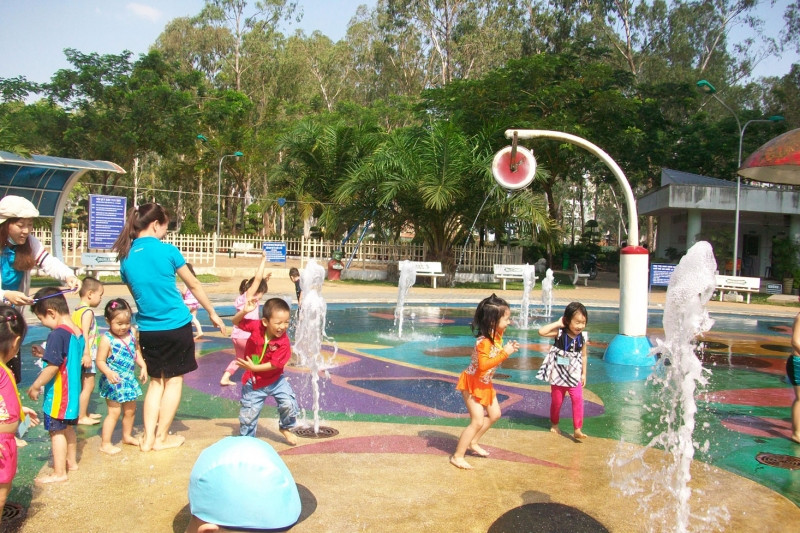 Các bé vui chơi tại công viên Gia Định